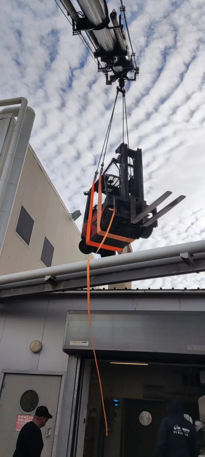 מנוף זרוע מרים מלגזה אל קומה עליונה של מבנה תעשייתי