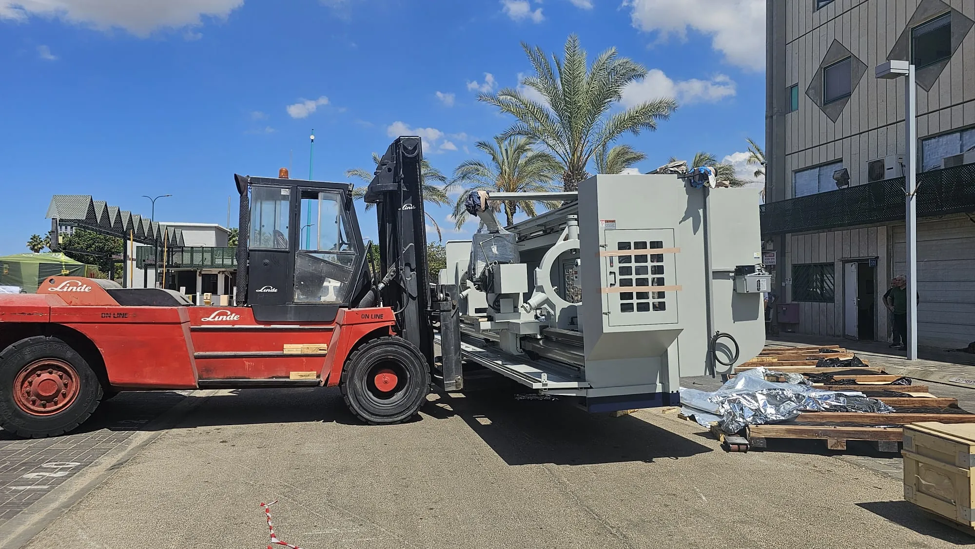 נגרר שטוח נושא מכל תעשייתי לבן ענק